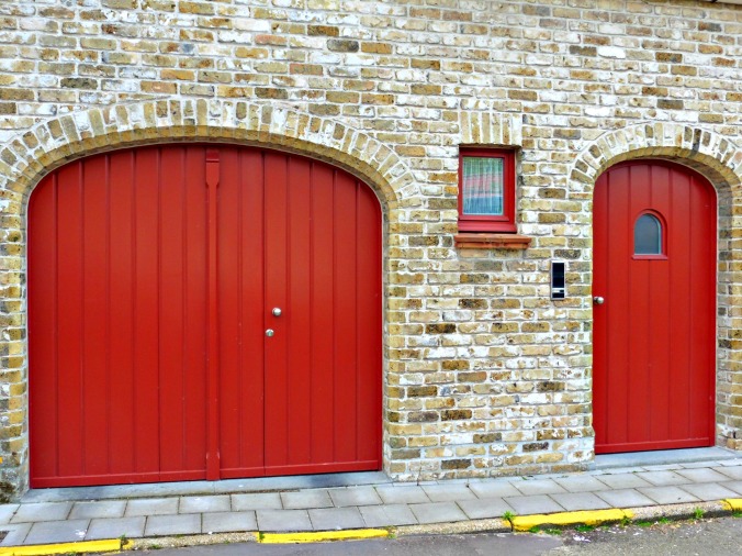[Photo Essay] Red Doors of Bruges